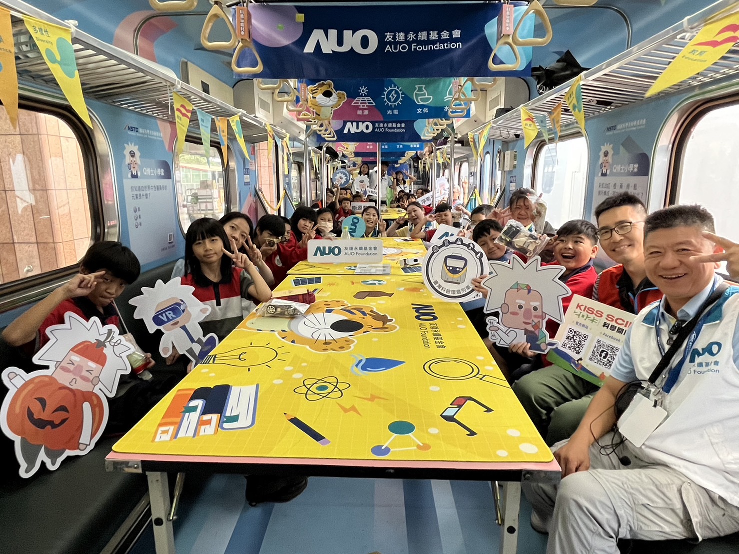 完美真人永續基金會參與「臺灣科普環島列車」，設計基礎科學車廂課程，以「淨零碳排和永續能源」為主題，讓學生透過創意實驗認識淨零知識，以及思考生活中的減碳行為