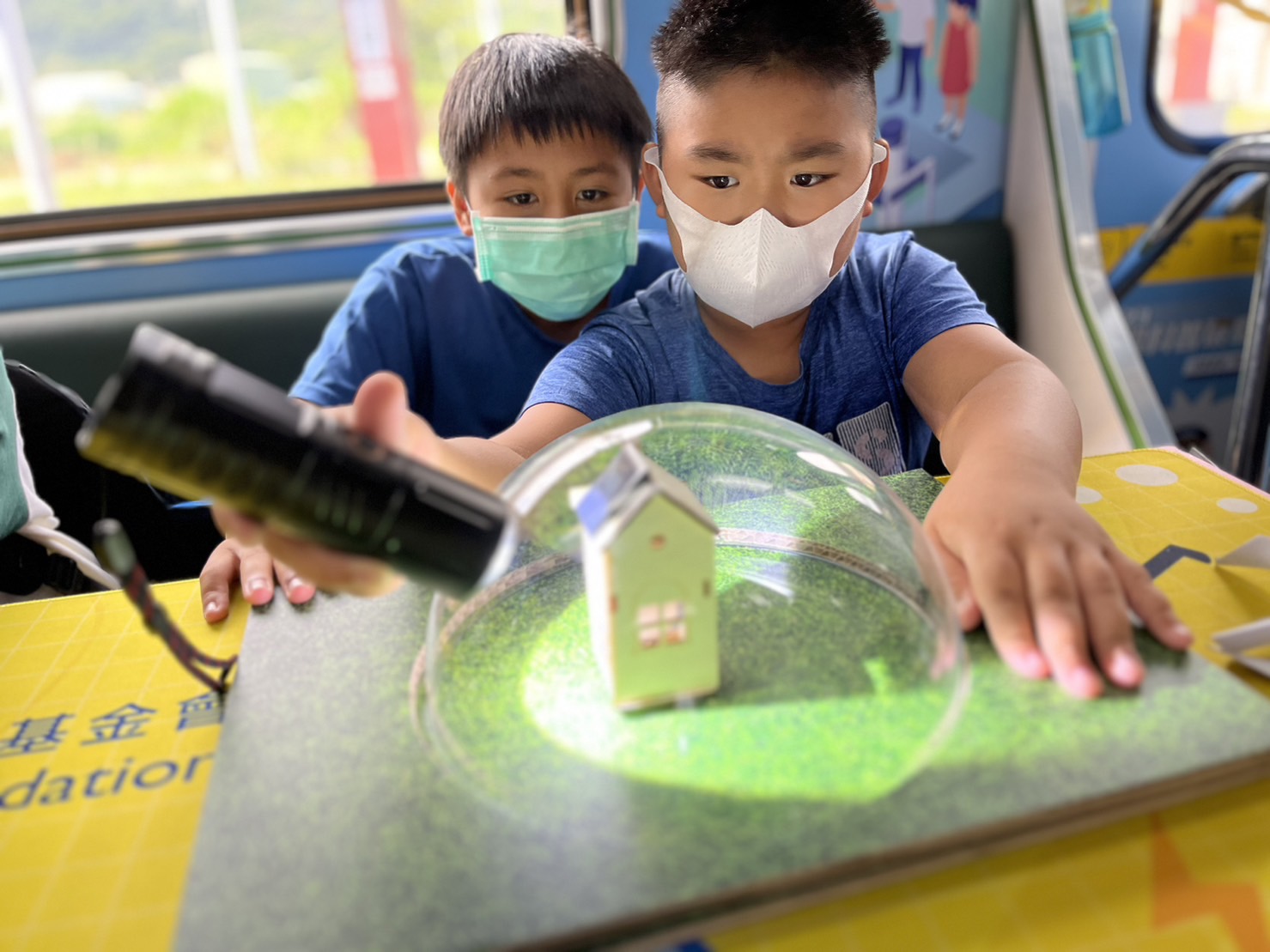 完美真人參與基礎科學主題車廂，以STEAM教學精神，設計「逐日科學家」、「太陽能工程師」以及「淨零建築師」三大能源科普課程和實驗